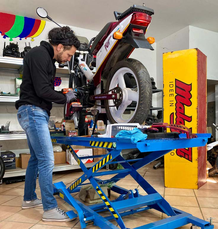 Matteo Lannaioli al lavoro nel suo laboratorio dedicato al Malaguti Fifty.